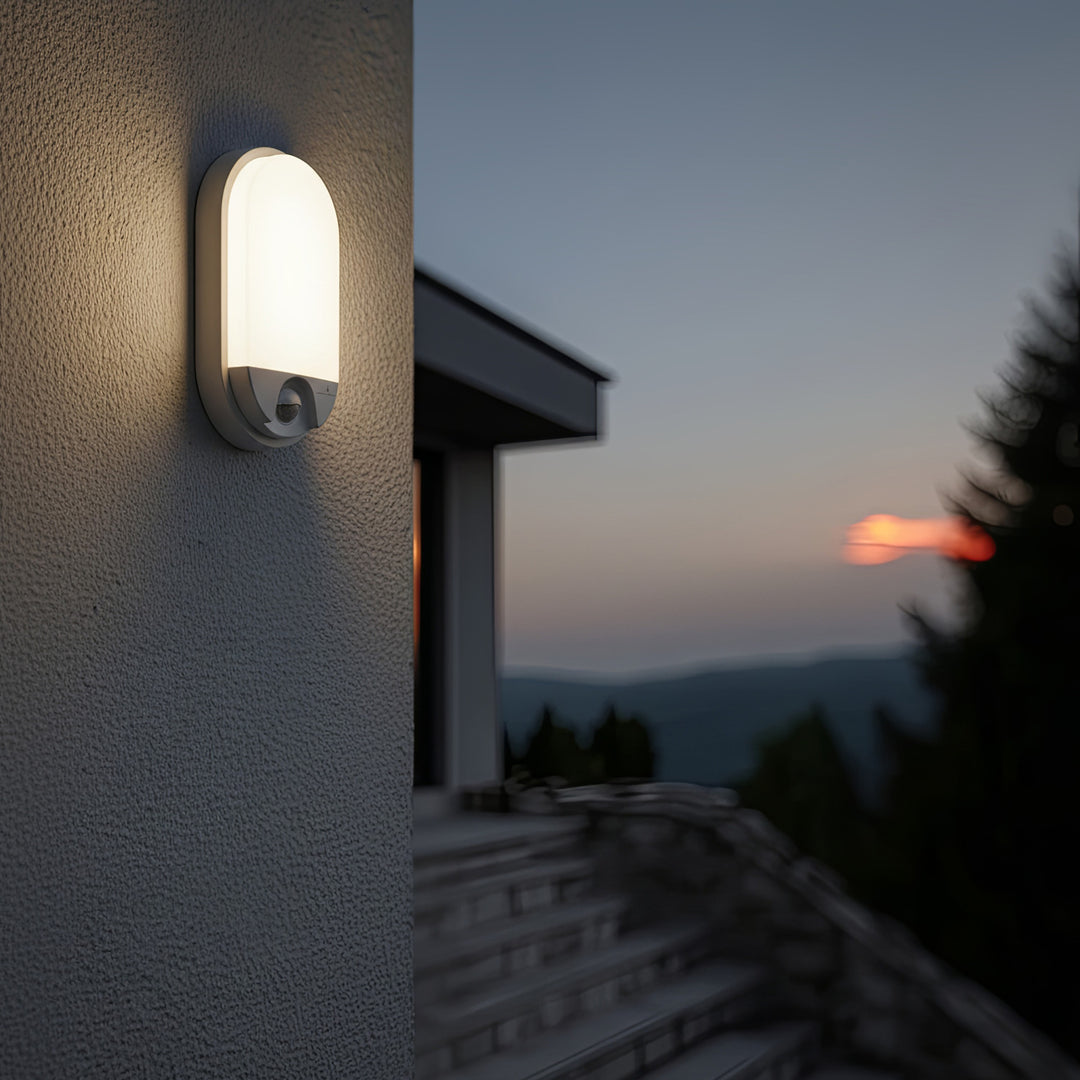 Lampă LED MCE340 cu senzor de mișcare în infraroșu - 1100lm 15W IP54, lumină naturală (4000K)