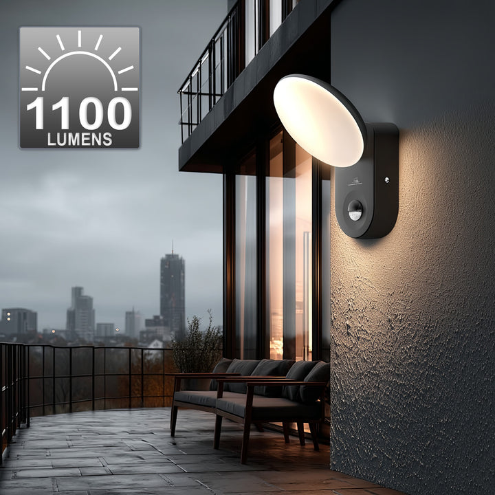 Lampă LED montată pe perete cu senzor PIR Maclean Energy MCE367 - PC+ALU, 15W (1100lm) Alb Neutru 4000K IP65 gri