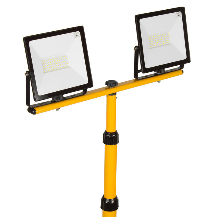 2× halogen alb neutru 4000 lm 50 W + trepied + cablu de 5 m.