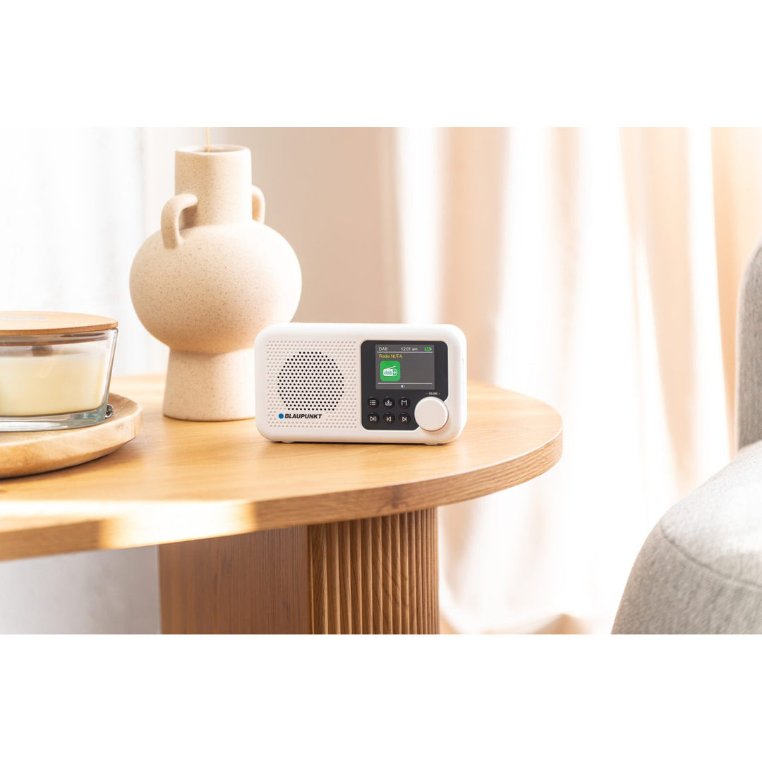 Radio portabil Blaupunkt, radio digital DAB+ și tuner FM, Bluetooth, ieșire pentru căști, afișaj color de 2,4 inch, funcție ceas și alarmă, alimentat cu baterii și reîncărcabil prin USB-C, DR8WH