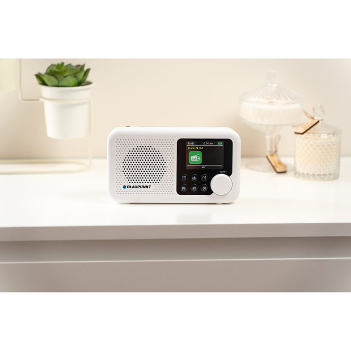 Radio portabil Blaupunkt, radio digital DAB+ și tuner FM, Bluetooth, ieșire pentru căști, afișaj color de 2,4 inch, funcție ceas și alarmă, alimentat cu baterii și reîncărcabil prin USB-C, DR8WH