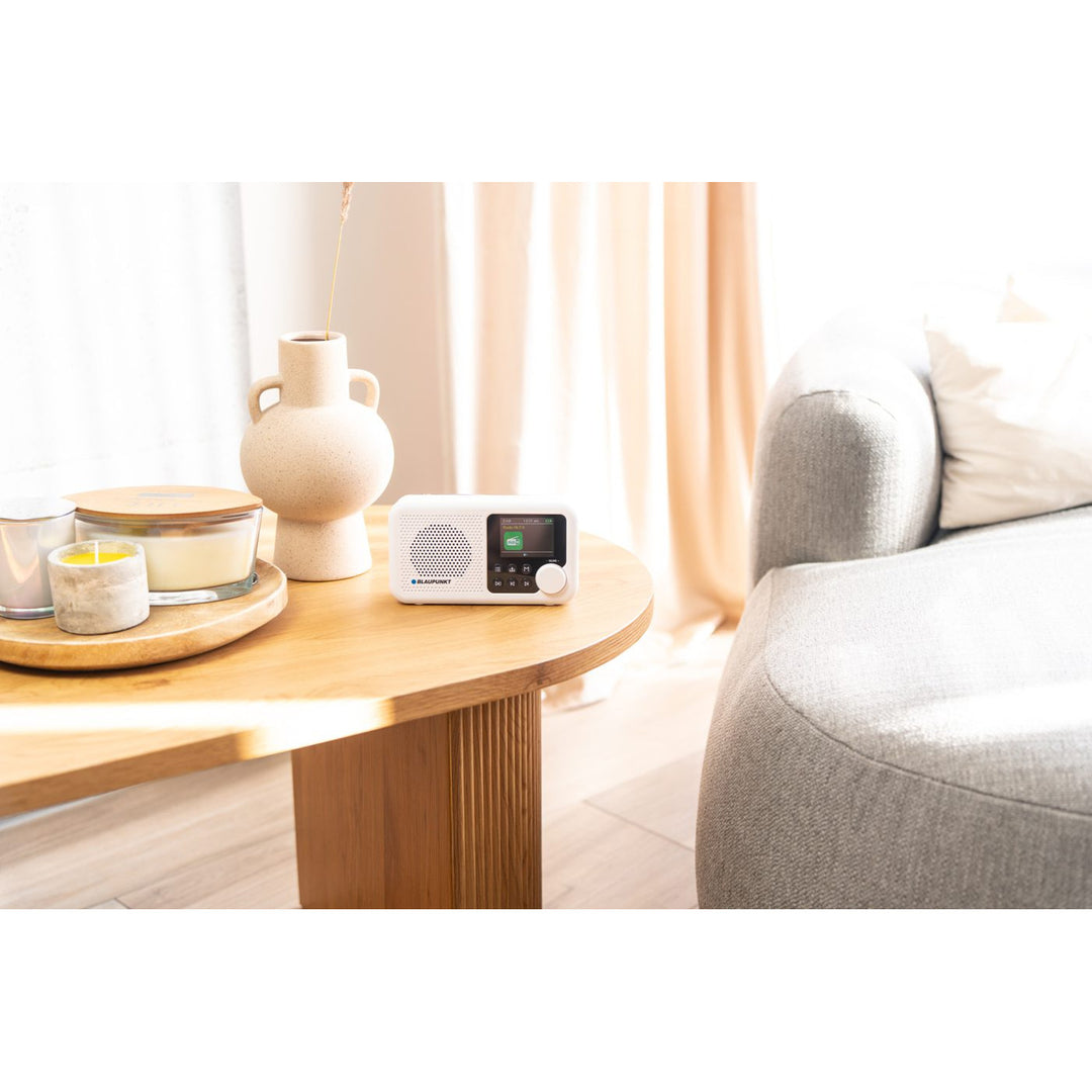 Radio portabil Blaupunkt, radio digital DAB+ și tuner FM, Bluetooth, ieșire pentru căști, afișaj color de 2,4 inch, funcție ceas și alarmă, alimentat cu baterii și reîncărcabil prin USB-C, DR8WH