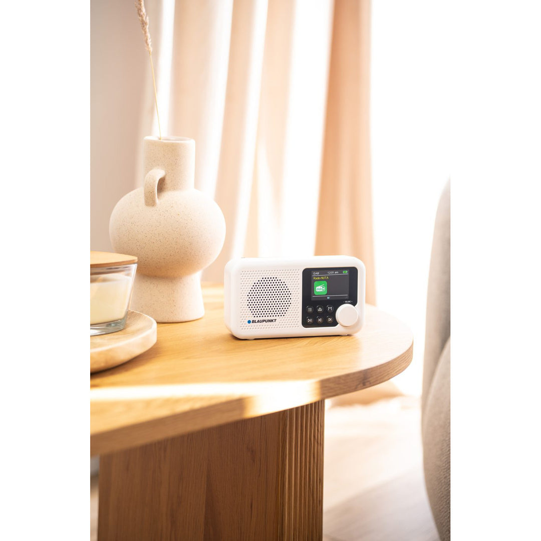 Radio portabil Blaupunkt, radio digital DAB+ și tuner FM, Bluetooth, ieșire pentru căști, afișaj color de 2,4 inch, funcție ceas și alarmă, alimentat cu baterii și reîncărcabil prin USB-C, DR8WH