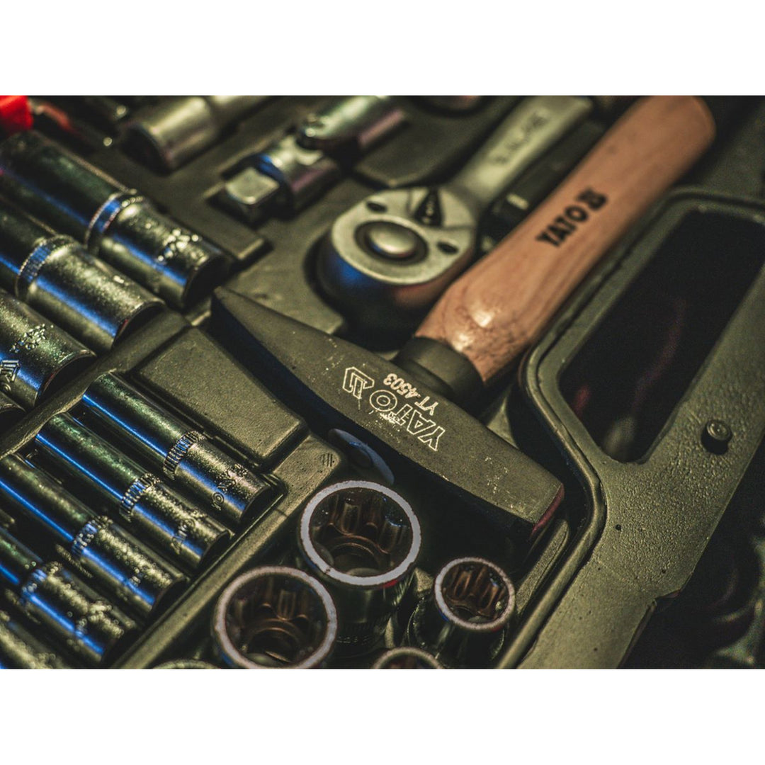 Set profesional de scule Yato, 122 de piese (chei tubulare, capete de chei, șurubelnițe, ciocan), șurubelnițe cu vârfuri magnetice și călite, YT-38901