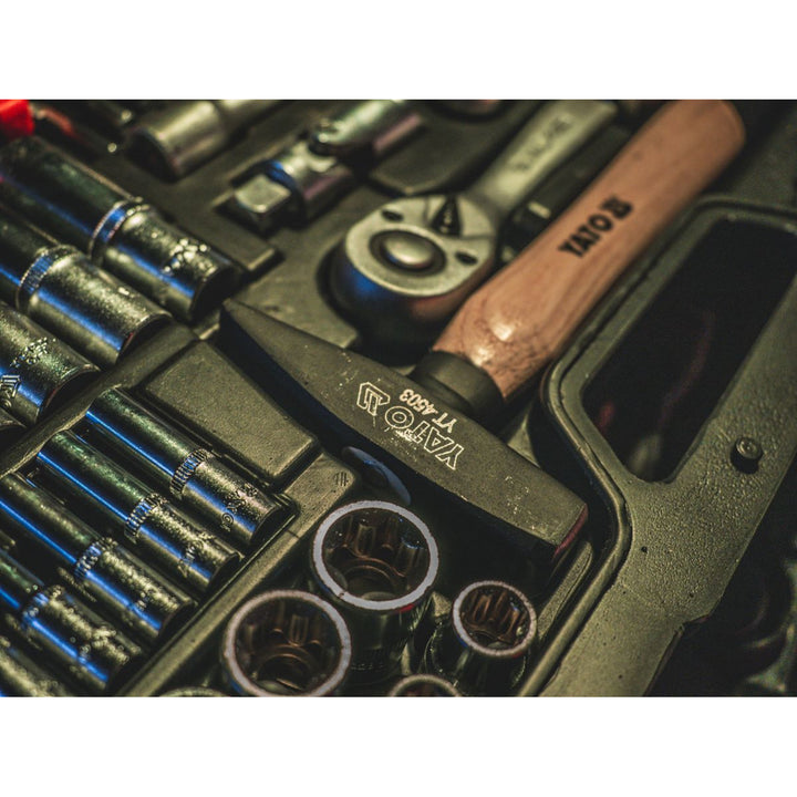 Set profesional de scule Yato, 122 de piese (chei tubulare, capete de chei, șurubelnițe, ciocan), șurubelnițe cu vârfuri magnetice și călite, YT-38901
