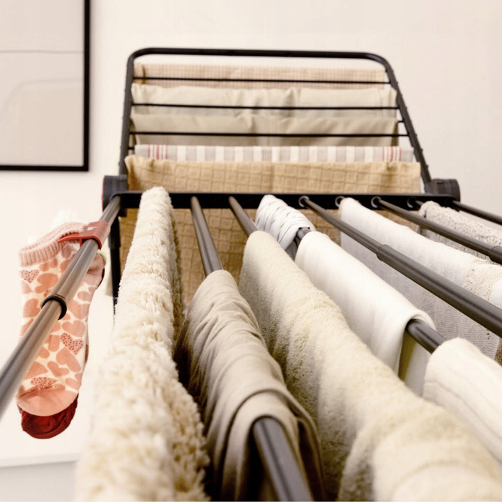 Uscător de rufe Vileda Infinity Flex Ultimate, culoare neagră, suprafață de uscare de până la 30 m, extensibil, cadru înălțat, suporturi pentru lenjerie, roți încorporate, 179620
