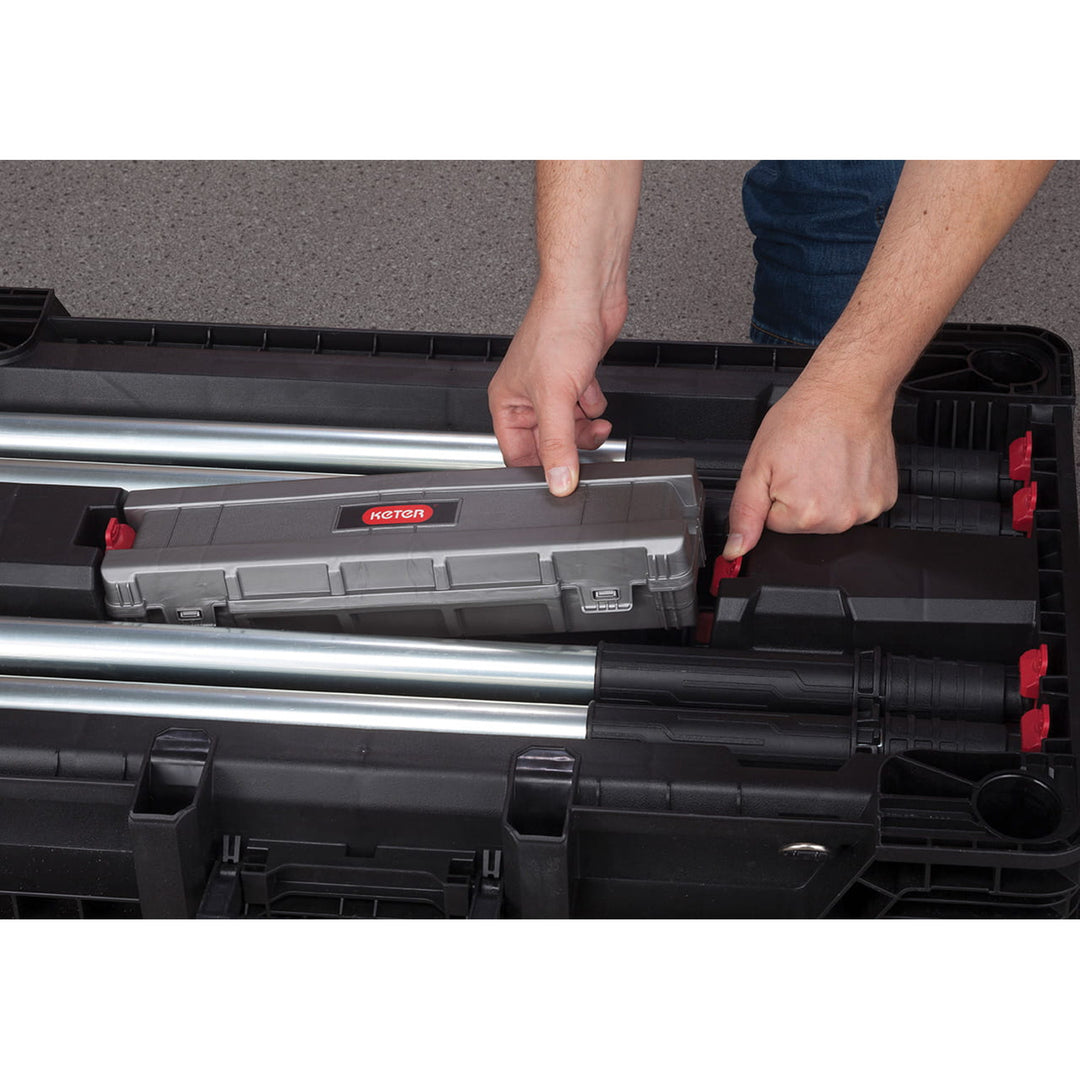 Masă de atelier portabilă Keter Jobmade, capacitate de încărcare 453 kg, picioare antiderapante, compartiment cu cleme sub blat, 239985