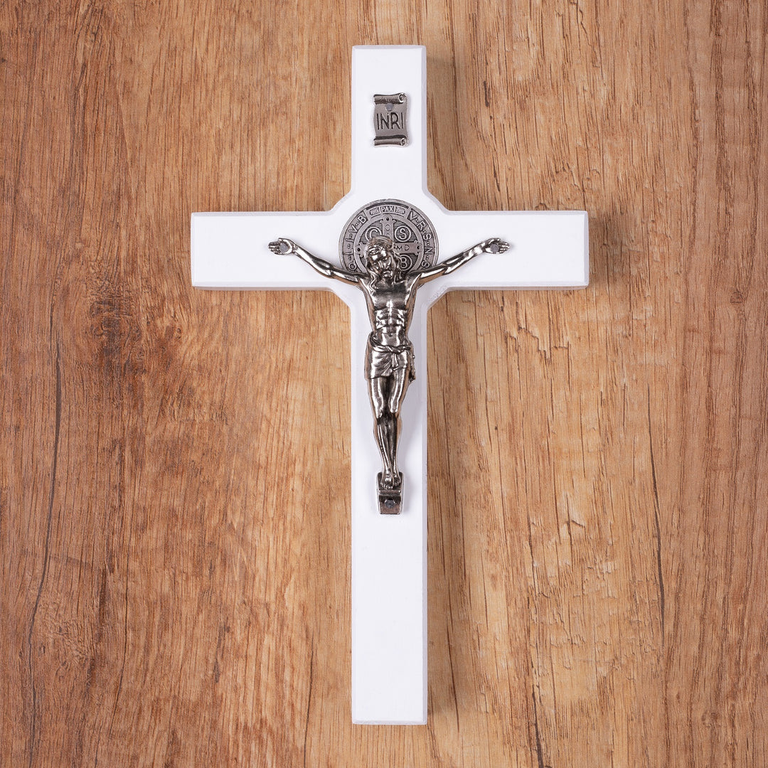 Cruce de perete a Sf. Benedict Luda Studio, 18 x 10 x 1.8 cm, alb
